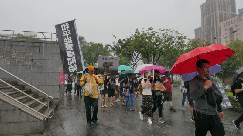 2019年9月28日,在雨中緩慢前進的動物權遊行,似乎也象徵這場運動的艱難之處,但參與者仍堅持走下去,繼續為動物發聲。(拍攝:蔡育琳)