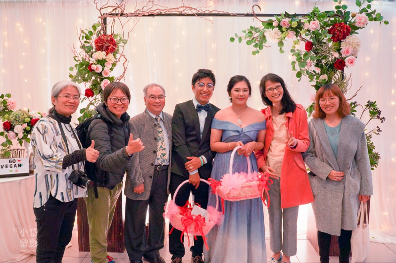 2019年11月29日,吳智輝與丁姿文的Vegan婚禮,一群夥伴開心合照。(拍攝:小岱)由左至右:蔡育琳、林憶珊(動物平權促進會執行長)、鄭執翰(環保蔬食聯盟主編)、吳智輝(友善動物協會理事長)、丁姿文(友善動物協會秘書長)、周芬瀅(維根小店負責人)、李娉婷(動物友善網記者)